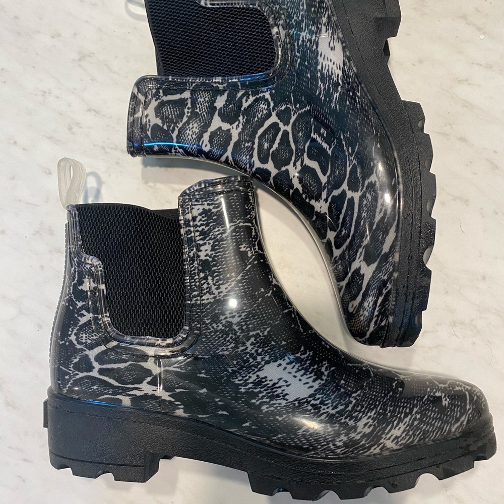 Black/navy ankle cheetah rain boots